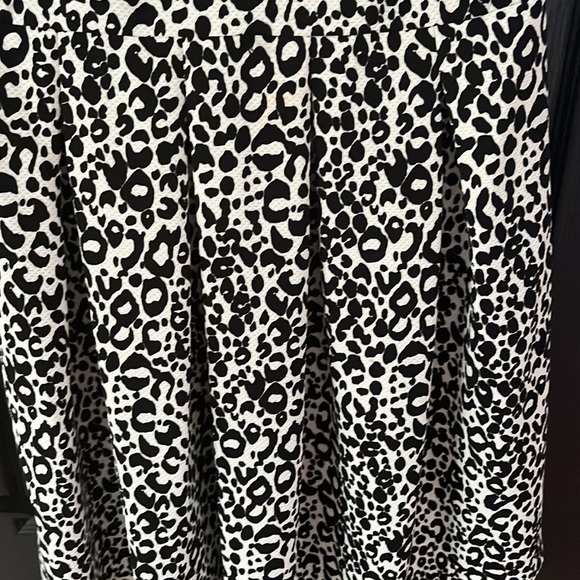 Black and white formal dress with pleated skirt - Picture 3 of 3